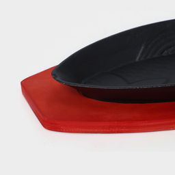 Сковорода чугунная на деревянной подставке «Рыбка», 30×13×3 см, цвет чёрный