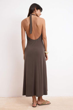 Kahverengi Bal?k Halter Yaka Kolsuz Buzgulu Midi Modal Orme Elbise TWOSS26EL00214