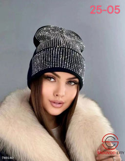 Женская шапка со стразами