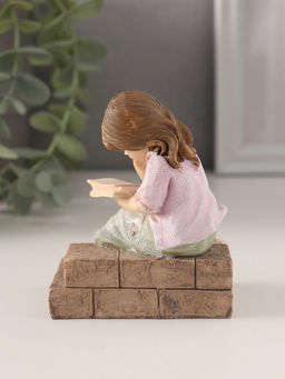 Фигурка полистоун «Малышка читает на лесенках», розово-зелёный, 7×5×8.5 см