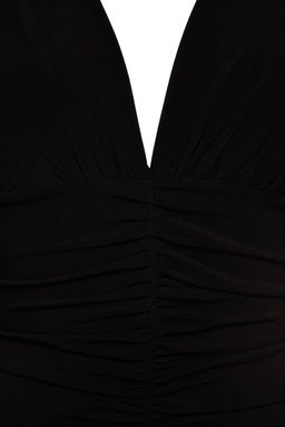 TRENDYOLMILLA Siyah Drapeli V Yaka Fitted/Vucuda Oturan Esnek Midi Orme Kalem Elbise TWOAW24EL00197