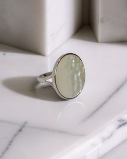 Кольцо с натуральным перламутром