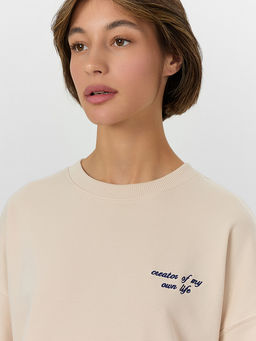 Свитшот женский бежевый с надписью Creator of my own life - Mark formelle фото 4