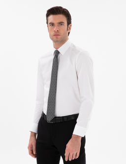 Белая стройная рубашка с длинным рукавом.