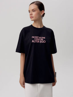 CONTE Удлиненная oversize-футболка из хлопка с рисунком Alter ego LD 2702 black-alter ego