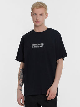 Футболка мужская черная с надписью Не послать ли нам гонца за бутылочкой винца