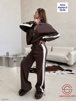 Спортивный женский костюм