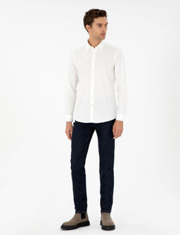 Белая приталенная рубашка с длинным рукавом