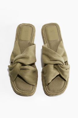 Sandalias alpargata con detalle entrelazado