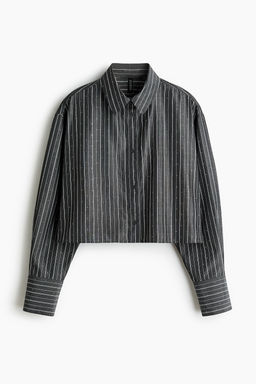 Camisa corta con detalles decorativos