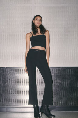 Pantalon acampanado con detalle de cadena