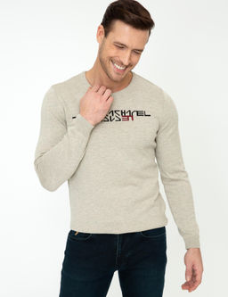 Бежевый приталенный трикотажный свитер с круглым вырезом