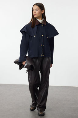 TRENDYOLMILLA Kahverengi Omuz ve Yaka Detayl? Pelerinli Oversize Ince Ceket Mont TWOAW25MO00206