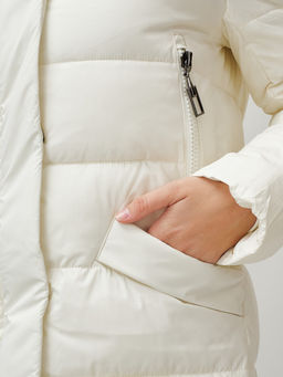 Пальто утепленное стеганное зимнее с капюшоном женское бежевого цвета 9610B - Mtforce фото 10