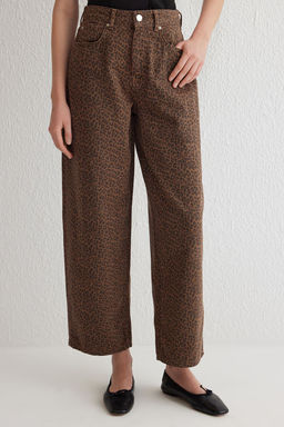 TRENDYOLMILLA Cok Renkli Leopar Desenli Kahverengi Normal Bel Skater Jeans TWOSS25JE00038