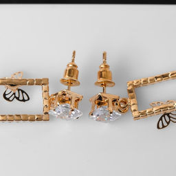 Серьги со стразами Порхай бабочки в прямоугольнике, цвет белый в золоте - Queen fair фото 2