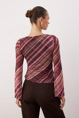 Puantiye Duz Kay?k Yaka Asimetrik Detayl? Vucuda Oturan Esnek Orme Tul Bluz TWOAW26BZ00128 - Trendyolmilla фото 20