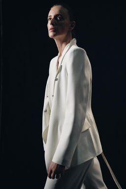 BLAZER CRUZADA HOMBRERAS ZW COLLECTION / Crudo