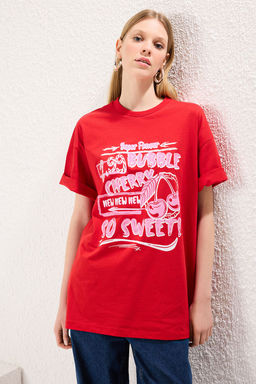 TRENDYOLMILLA K?rm?z? %100 Suprem Bask?l? Oversize/Rahat Kesim Orme T-Shirt TWOSS24TS00123  фото 2