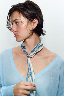 Платок Zara PAÑUELO BANDANA ESTAMPADO SEDA PEZ кремовый из шелка