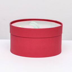 Подарочная коробка Frilly красный бархат, завальцованная с окном, 21 х 11 см