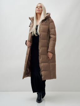 Пальто утепленное стеганное зимнее с капюшоном женское коричневого цвета 9606K