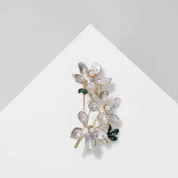 Брошь Цветочное трио, цвет бело-зелёный в золоте