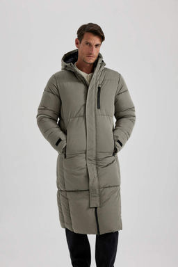 Водоотталкивающая парка-пуховик стандартного кроя с капюшоном