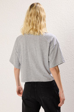 TRENDYOLMILLA Bordo Relaxed/Rahat Kal?p Crop Truvakar Kol C?tc?tl? Orme T-Shirt TWOSS25TS00021  фото 5