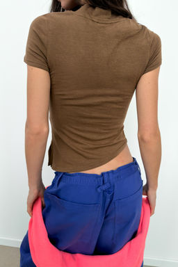 CAMISETA CUELLO PICO BAJO ASIM?TRICO / Marr?n