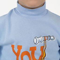 Джемперводолазка голубая рисунок самокат