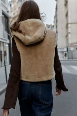 FAUX SHEARLING GILET WITH TOGGLES - Zara фото 5