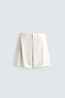 BERMUDA RELAXED FIT PLIEGUES LATERALES / Blanco roto