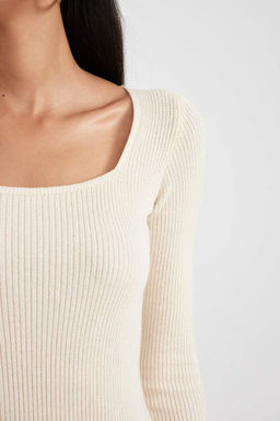 Приталенное платье миди в рубчик с квадратным вырезом и длинными рукавами и разрезом - Defacto фото 9