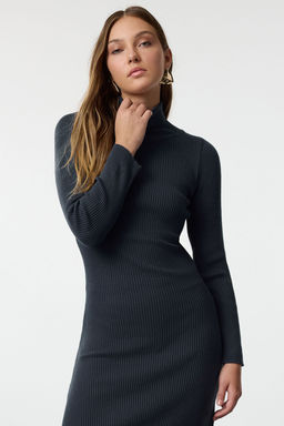 TRENDYOLMILLA Siyah Midi Triko Basic Bal?kc? Yaka Elbise TWOAW25EL00024  фото 2