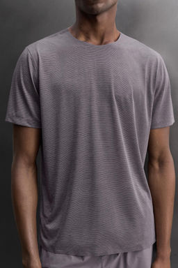 CAMISETA RUNNING ESTRUCTURA LIGERA / Morado Oscuro