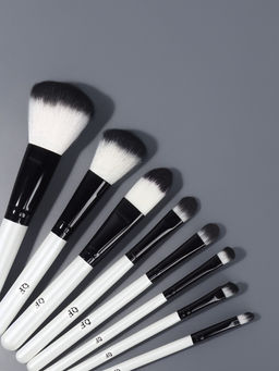 Набор кистей для макияжа SMOKY, 8 шт., чехол на молнии, белый, чёрный