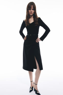 Vestido off-the-shoulder con cinturon