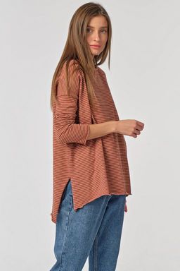 Джемпер трикотажный оверсайз в полоску на кирпичном