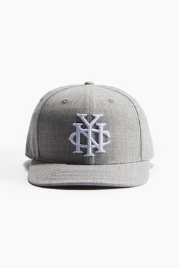 Gorra con motivo bordado