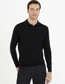 Черный базовый трикотажный свитер приталенного кроя с воротником-поло