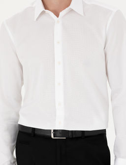 Белая хлопковая рубашка обычного кроя