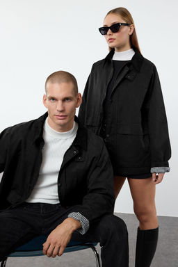 Siyah Regular Fit Kadife Yaka Detayl? Unisex Mevsimlik Mont TMNAW25MO00017