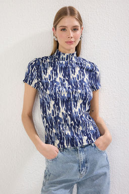 Lacivert Burumcuk/Dokulu Dik Yaka Bask?l? Orme Bluz TWOSS25BZ00396