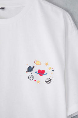 Beyaz Galaksi Bask?l? Relaxed/Rahat Kal?p %100 Kal?n Pamuklu Crop Orme T-Shirt TWOSS23TS00038