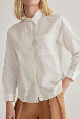 Beyaz Pamuk Kar?s?ml? Keten Gorunumlu Oversize Genis Kal?p Dokuma Gomlek TWOSS25GO00096