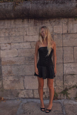 VESTIDO MINI CORSETERO VOLANTES / Negro