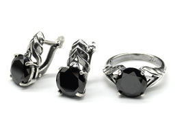 Кольцо серьги с цирконом искусственным цв.черный размер 17