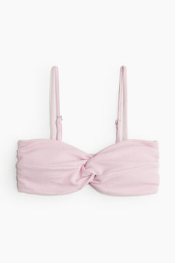 Top de bikini con relleno y detalle girado
