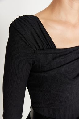 TRENDYOLMILLA Zumrut Yesili Asimetrik Yaka Drapeli Fitted/Vucuda Oturan Burumcuk C?tc?tl? Orme Body TWOAW23BD00043 фото 12